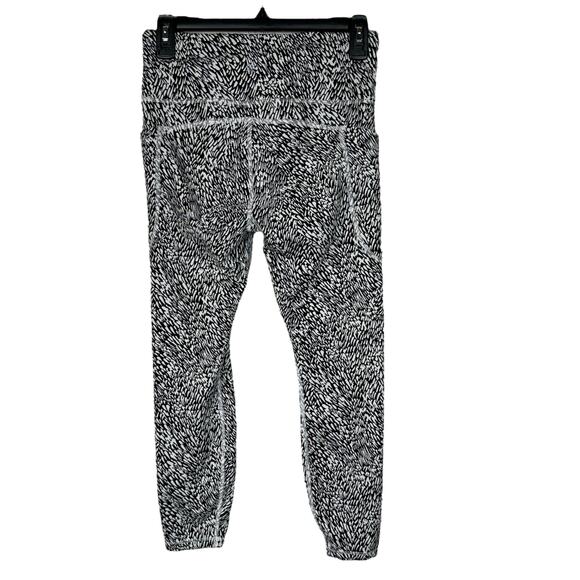 Athleta Medium Ultimate Stash II Textured 7/8 Leggings Abstract Pockets Mid-Rise - Picture 4 of 10